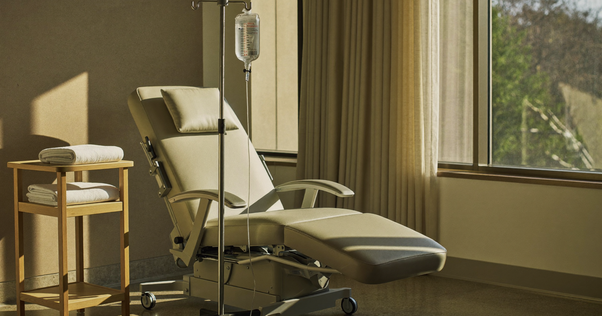 Entyvio cost without insurance per dose shown on a hospital price estimate beside a vedolizumab vial
