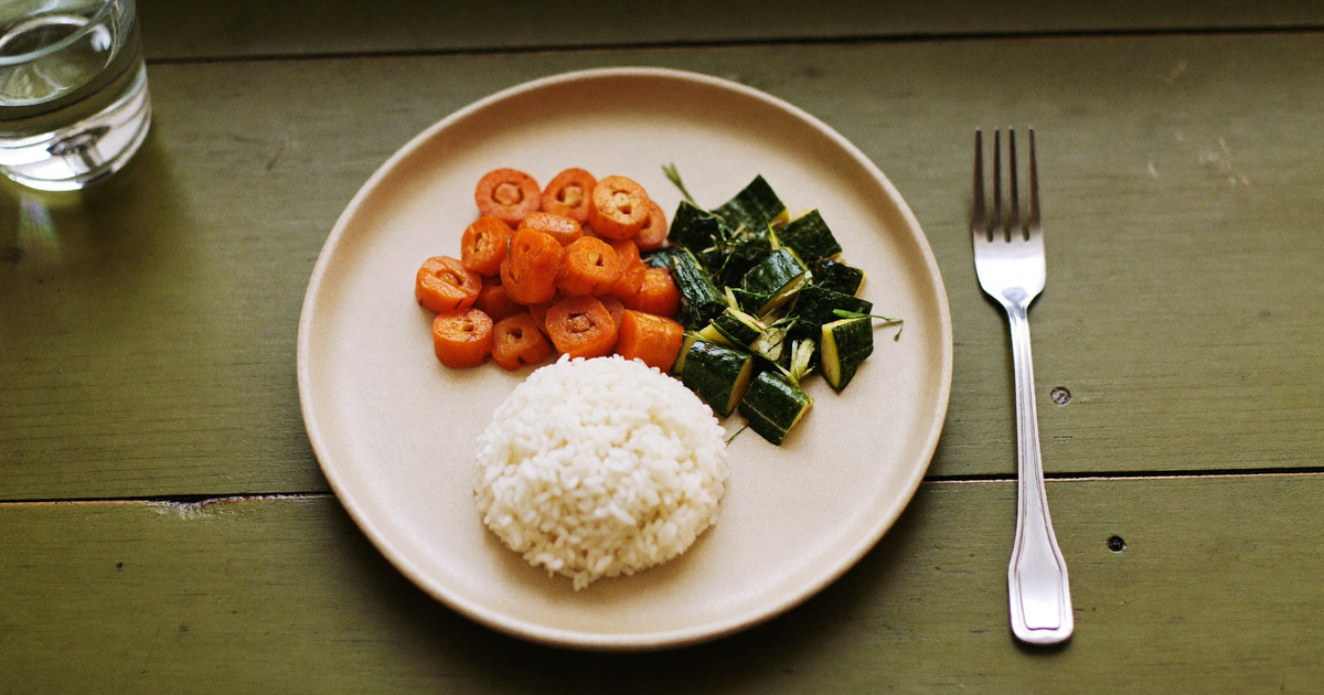 Low fiber diet for Crohn's disease - cooked peeled vegetables and white grains arranged on a plate